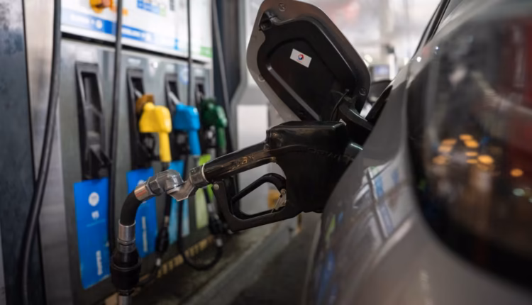 Las petroleras aumentaron entre un 2% y un 5% la nafta, pero YPF mantuvo sus precios