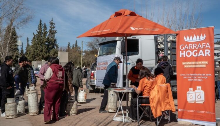 25 de Mayo recibe al operativo San Juan Cerca con venta de garrafas a precio subsidiado