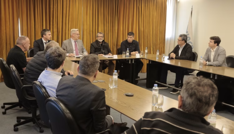 El CEO de Vicuña firmó con la UOCRA un nuevo convenio general de salarios para la minera