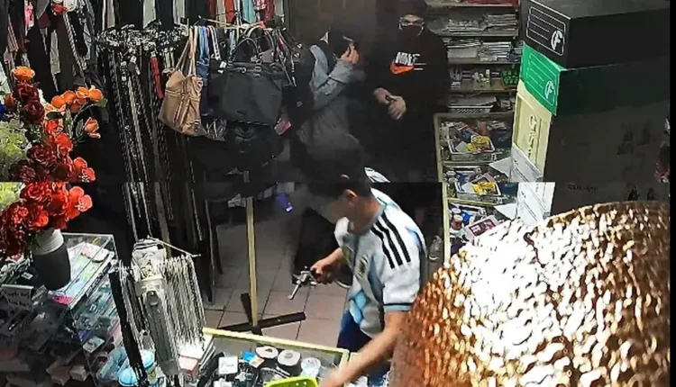 VIOLENTO ASALTO EN CHIMBAS: CUATRO DELINCUENTES ARMADOS IRRUMPIERON EN UN COMERCIO FAMILIAR Y FUERON ENFRENTADOS POR LOS DUEÑOS