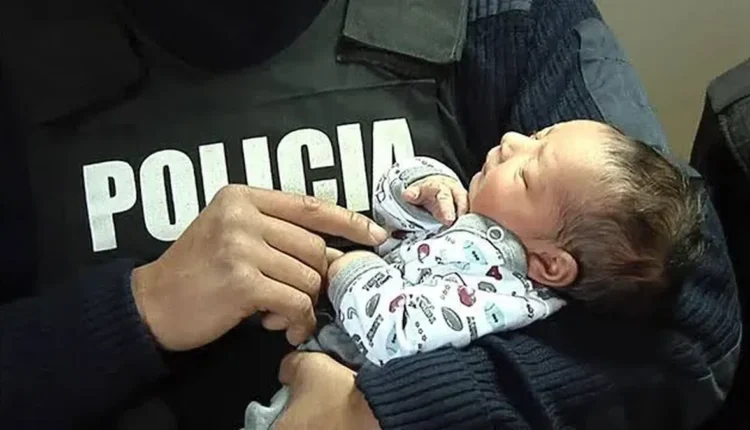 Salvaron a un bebé de 9 meses que se ahogaba tras la rápida reacción de un policía en la Comisaría 25ª