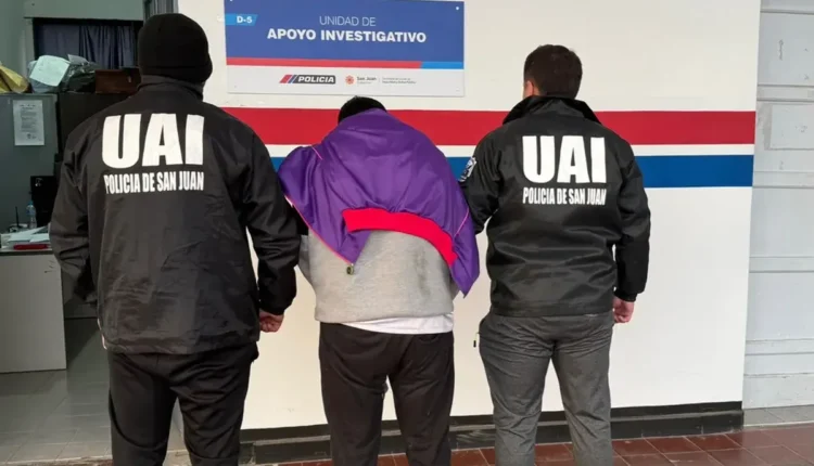 Intentó violentar la puerta de un comercio con un caño y cayó tras huir en bici