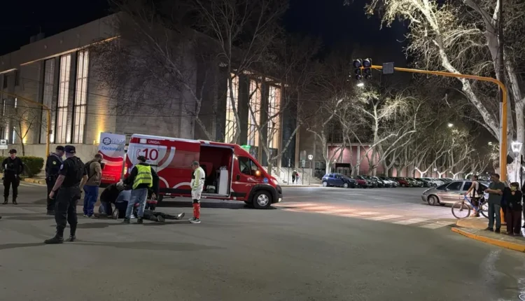 Accidente en el centro sanjuanino: un motociclista herido en un cruce donde los semáforos aún no andan