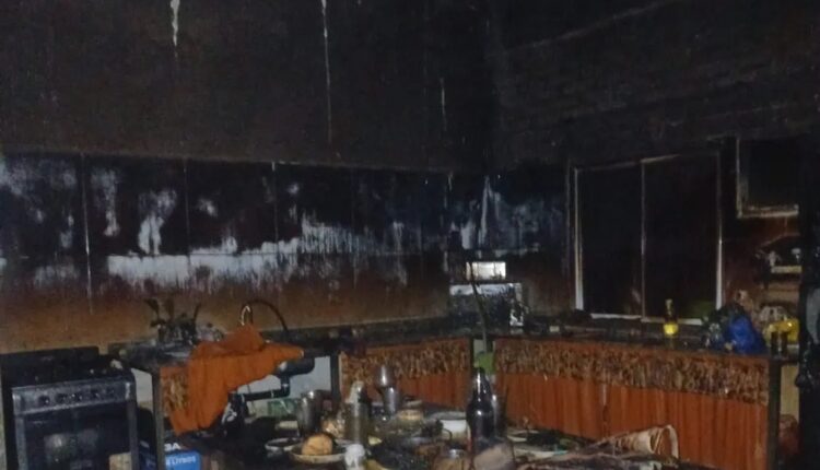 Un incendio destruyó una vivienda en Ullum por brasas mal apagadas en un parrillero