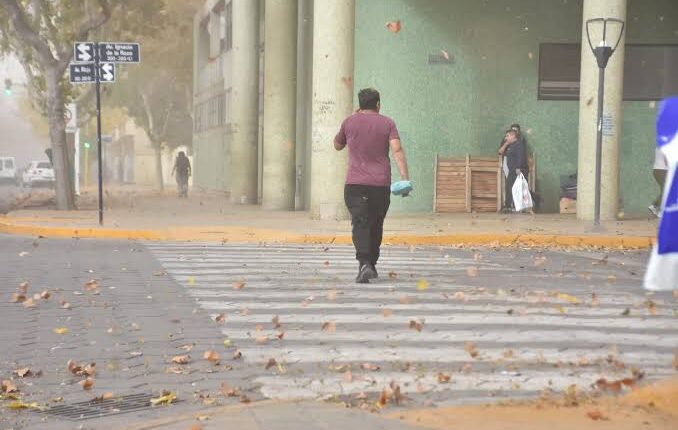 Alerta naranja por viento Zonda: San Juan prevé ráfagas de más de 90 km/h y suspenden las actividades