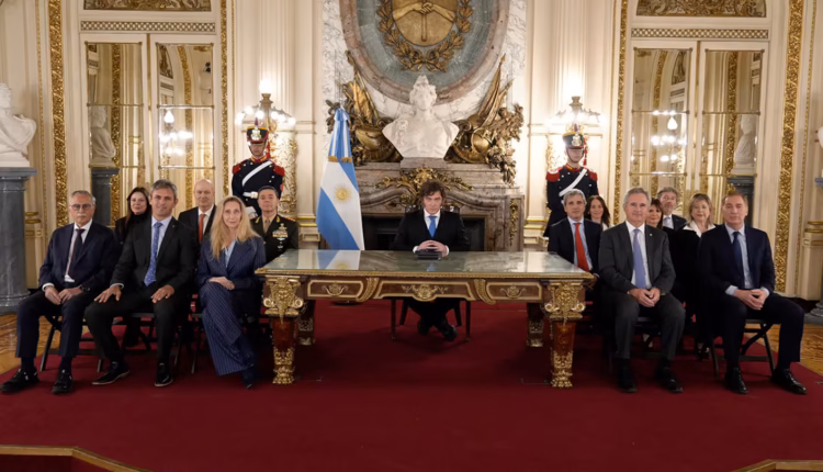 Milei definió que enviará el proyecto por Malvinas a Diputados y sumará a Quirno y al ministro de Defensa a la mesa política