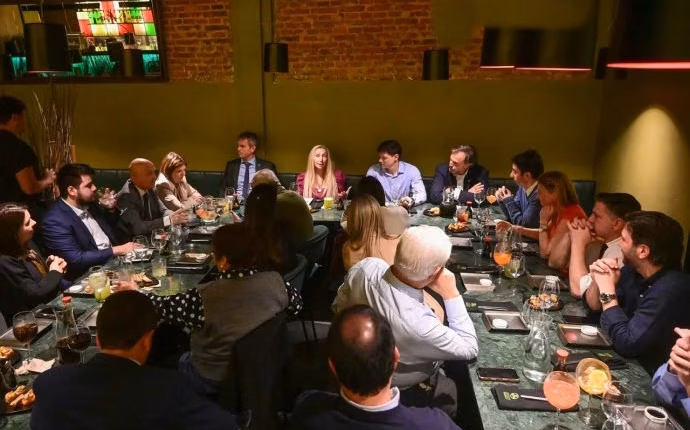 Karina Milei “súper star”: gesto con Victoria Villarruel, apertura de FIT y veto a Luis “Toto” Caputo