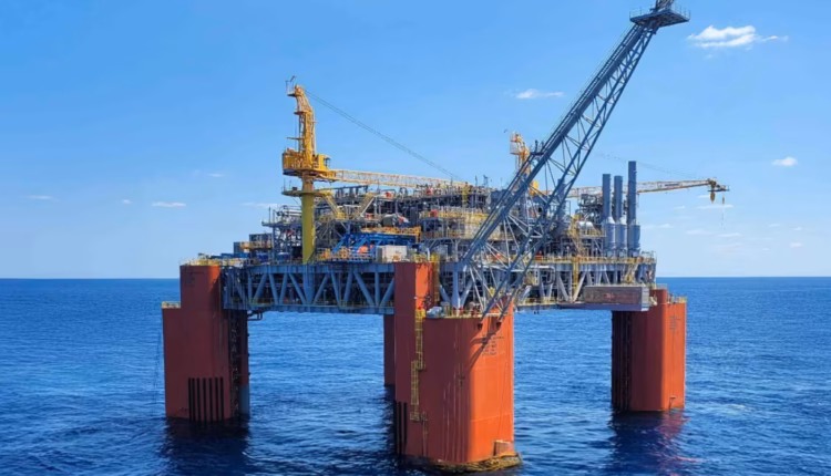 La denuncia del Gobierno contra las petroleras que operan en Malvinas quedó en manos del juez Julián Ercolini