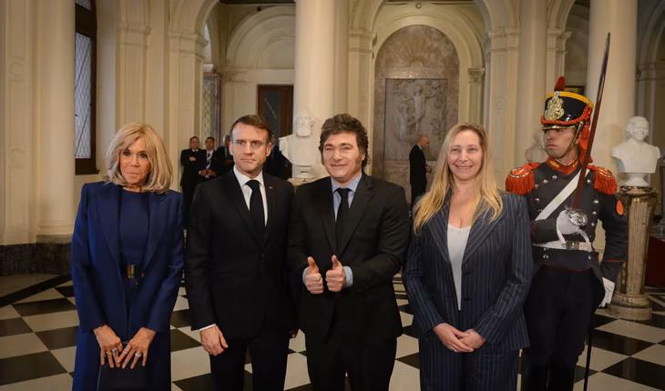Javier Milei viaja a París para reunirse con Emmanuel Macron y buscar inversiones