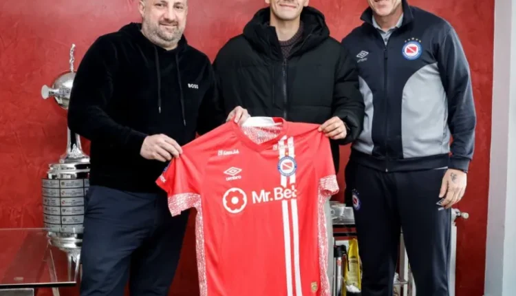 El sanjuanino Mateo Mendoza firmó con Argentinos Juniors y se convirtió en el cuarto refuerzo