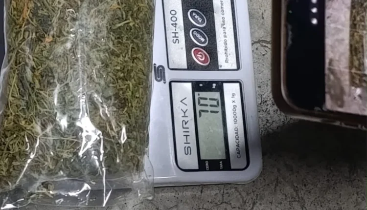 Detienen a un motociclista alcoholizado que llevaba casi ,5 millones y marihuana en su mochila