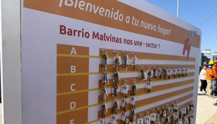 El sueño de la casa propia: Orrego entregó 118 viviendas en el barrio “Malvinas Nos Une”