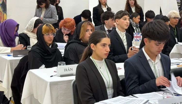 Jóvenes diplomáticos: estudiantes sanjuaninos debaten sobre Inteligencia Artificial simulando una Asamblea de la ONU