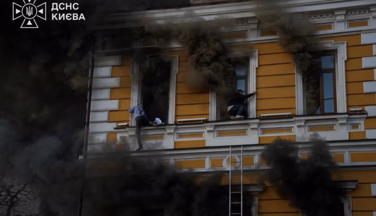 Nuevo ataque ruso en Kiev: un drone impactó en la sede de la Academia de Ciencias y hay un muerto