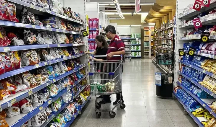 El consumo masivo cayó 4,9% interanual en agosto y encadenó una racha negativa de nueve meses