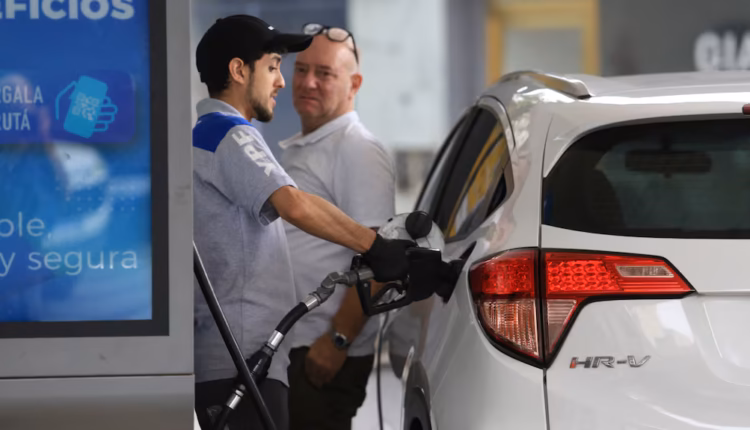 El Gobierno volvió a postergar un mes el aumento de los impuestos que se trasladan a los precios de la nafta y el gasoil