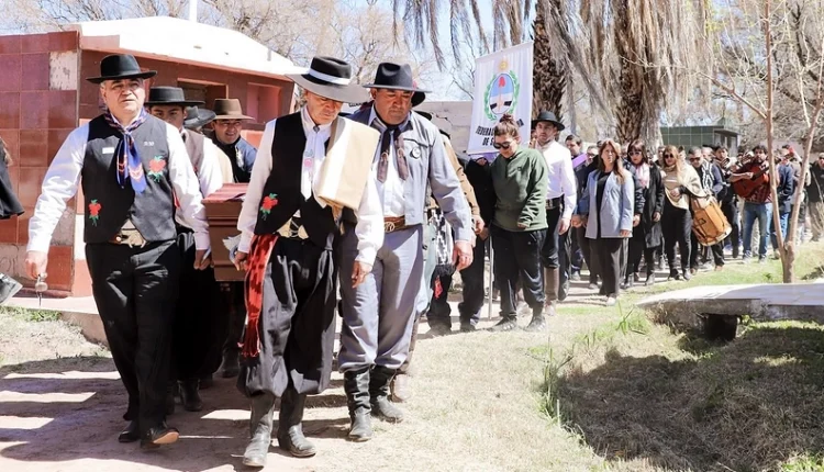 Los restos del “Chango Huaqueño” ya descansan en Huaco tras un emotivo homenaje popular