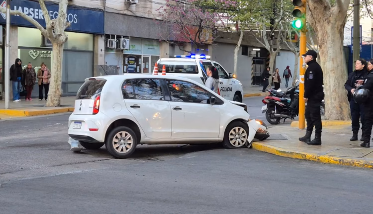 Impactante choque en Capital: un colectivo pasó en rojo y embistió a un auto en pleno centro