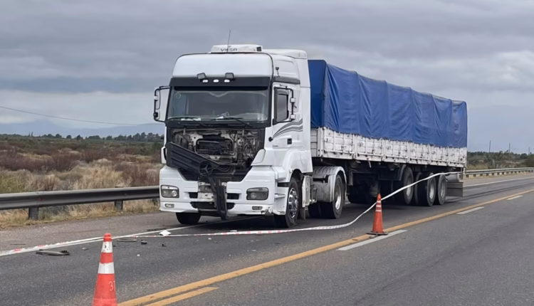 Tragedia en la Ruta 20: investigan la muerte de un motociclista tras impactar contra un camión