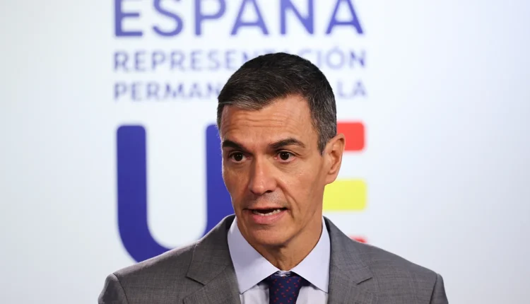 Pedro Sánchez le respondió a Javier Milei con un tema de Lali Espósito