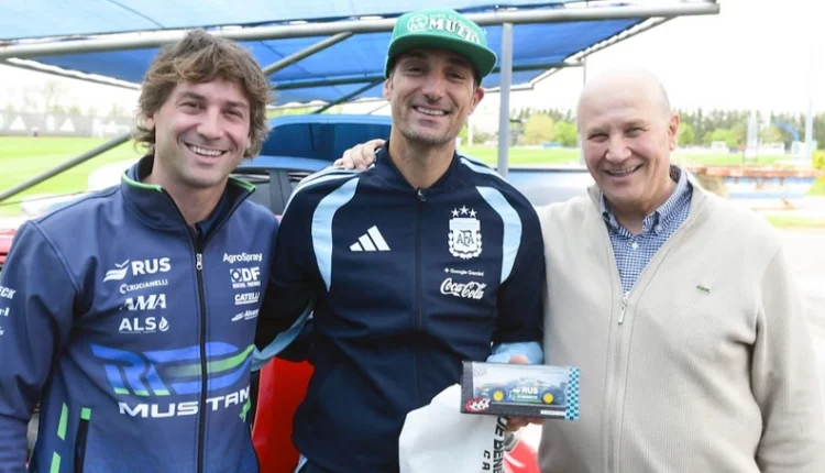 Scaloni y su gran pasión por los fierros: recibió a su ídolo Johnny De Benedictis en Ezeiza y fue invitado a manejar un histórico TC