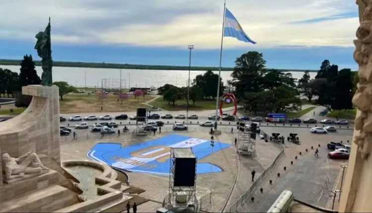 Rosario amaneció con un homenaje gigante para Messi antes de su despedida