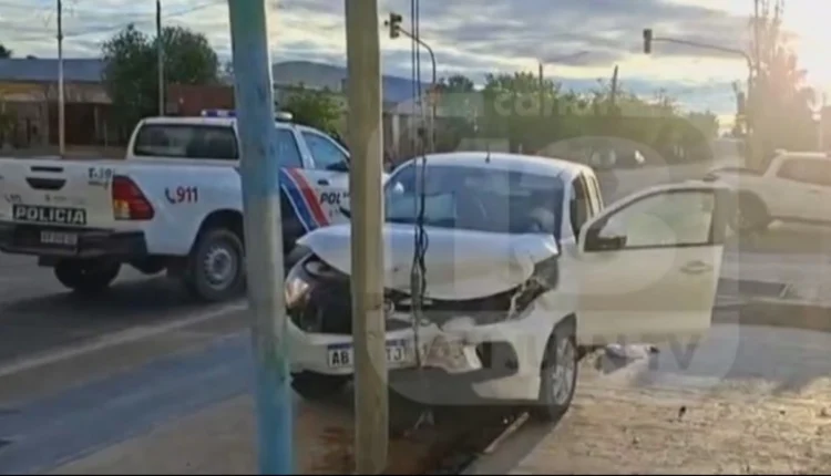 Violento choque entre dos vehículos por el mal funcionamiento de un semáforo en Media Agua