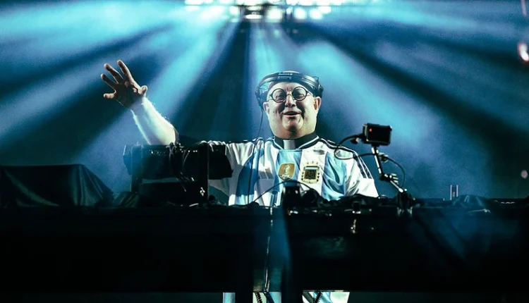 Fe y beats en Mendoza: El “cura DJ” hizo vibrar a más de 9.000 personas en el Teatro Griego Frank Romero Day