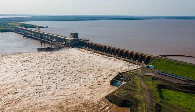 Crecida del río Paraná: abrieron compuertas de Yacyretá por las lluvias