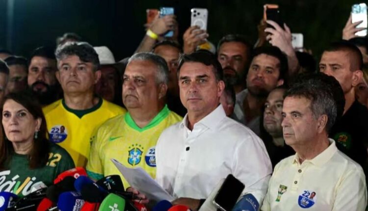 Retienen un avión en Puerto Iguazú por sospechas de fuga de Flávio Bolsonaro a EE.UU.