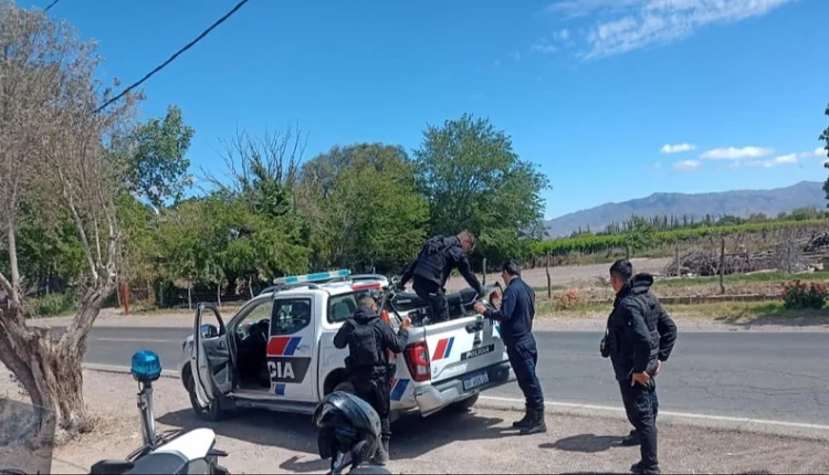 Hallan una motocicleta dañada y abandonada en una obra en construcción en Chimbas