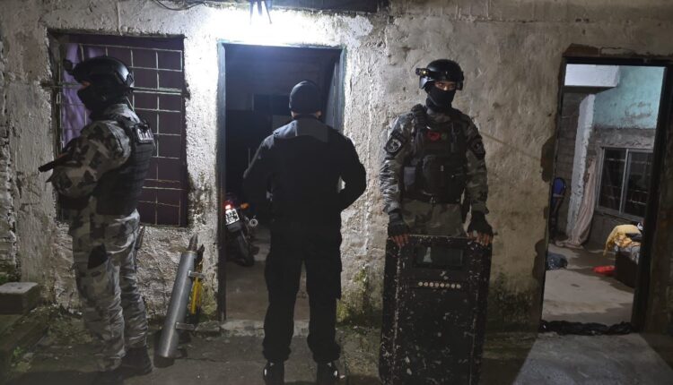 Salto en falso: lo descubrieron escapando con baterías robadas y terminó en el Penal