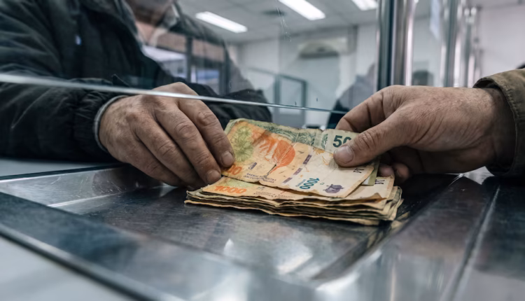 Billetes rotos o manchados: en qué casos los bancos están obligados a cambiarlos, según el BCRA