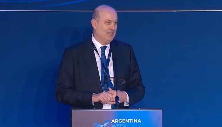 Sturzenegger defendió el programa económico y ratificó el equilibrio fiscal en París: “Para el Presidente es innegociable”