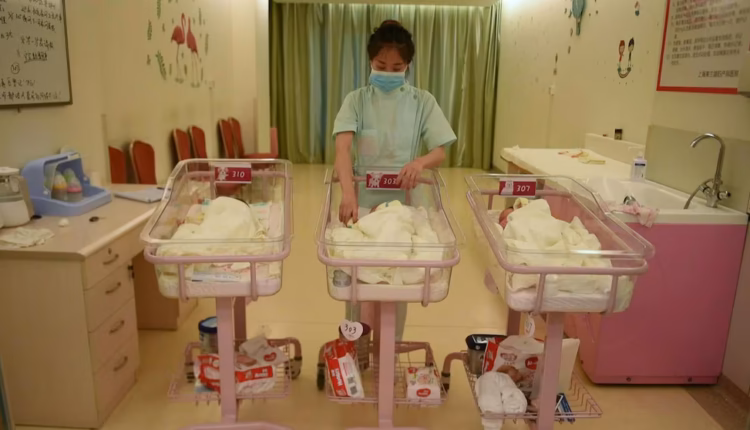 El día que China puso fin a la controvertida política del hijo único, pero no logró revertir la caída de la natalidad