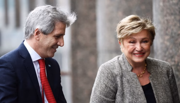 El Gobierno debe afrontar un pago de USD 800 millones al FMI y analiza dos caminos: usar dólares propios o comprarlos al BCRA