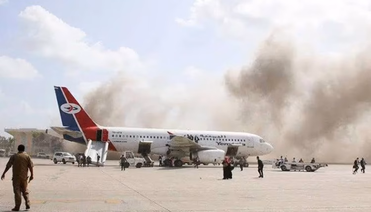 Dos misiles impactaron en el aeropuerto de Adén, ciudad portuaria de Yemen