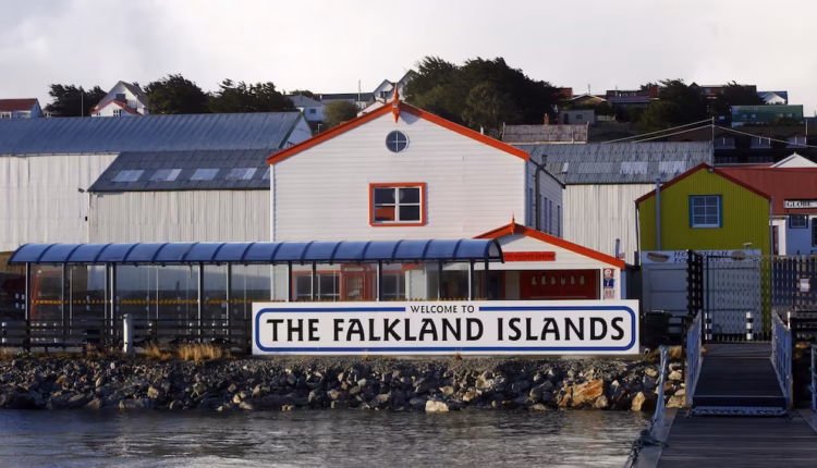 En medio de la tensión con Argentina, el Reino Unido anunció celebraciones en las Malvinas en 2027 y un embajador visitó Punta Arenas