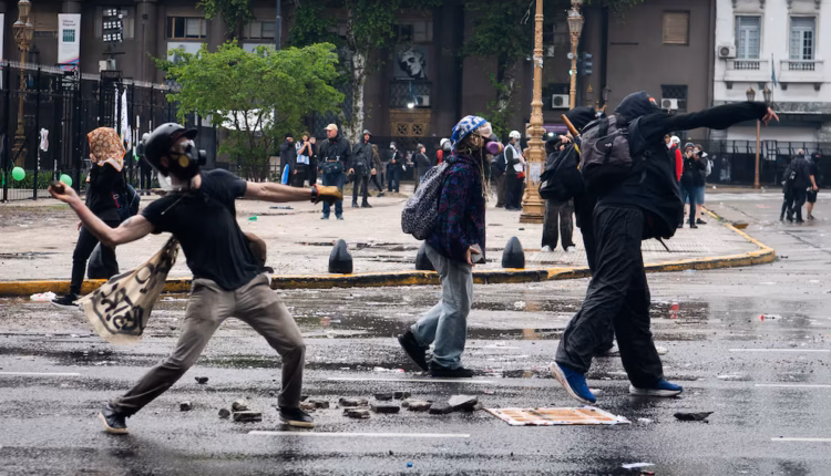 El Gobierno denunció penalmente a los manifestantes detenidos por los disturbios en el Congreso