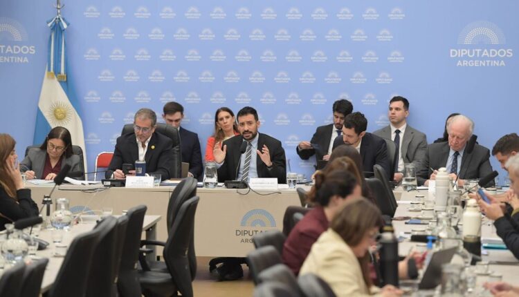 Presupuesto: el Gobierno afirmó que se eliminaron 81.000 puestos de trabajo y que seguirá con los recortes