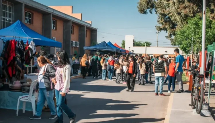 La Feria del Libro de Rawson mantiene su programación a pesar del alerta meteorológico