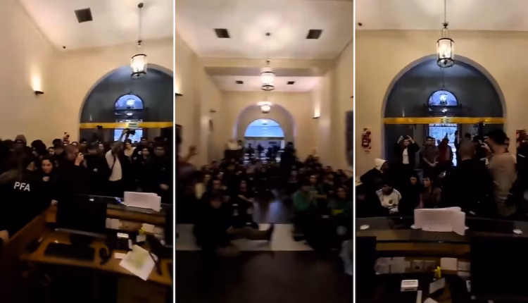 Estudiantes universitarios realizaron una sentada en el Palacio Pizzurno y pidieron que se aplique la Ley de Financiamiento
