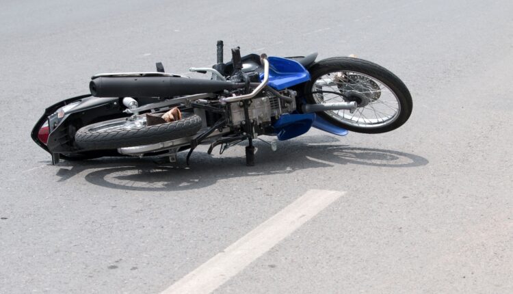 Feroz choque en Trinidad: un motociclista salió despedido tras impactar contra un auto en Circunvalación