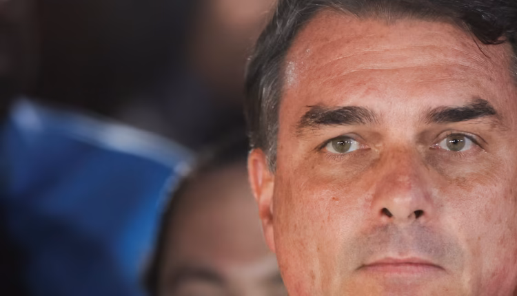 Cómo colaboró el Gobierno argentino con Flávio Bolsonaro para salir de Brasil