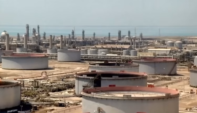 Los hutíes volvieron a atacar instalaciones de la mayor petrolera del mundo en Arabia Saudita y el aeropuerto de Riad