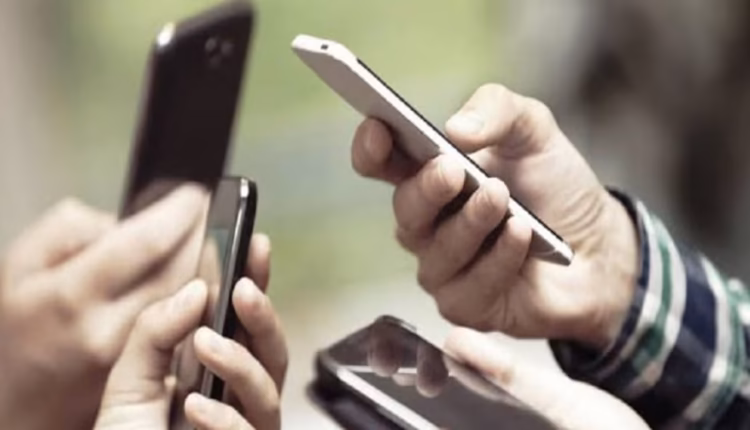 Boom de celulares importados: las compras crecieron 746% y la producción local cayó a niveles de la pandemia