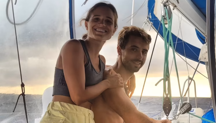 Son biólogos argentinos y viven en un velero hace tres años: “Estudiábamos con animales muertos, ahora la experiencia es asombrosa”