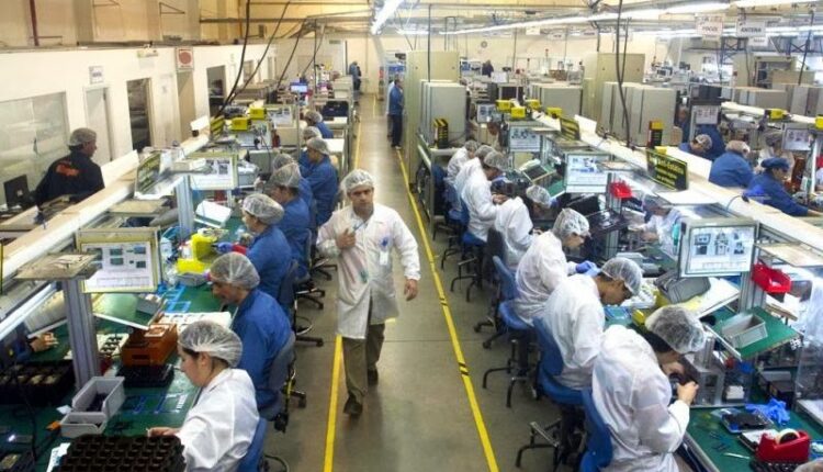 Solo tres provincias en todo el país lograron aumentar el empleo industrial en los últimos dos años