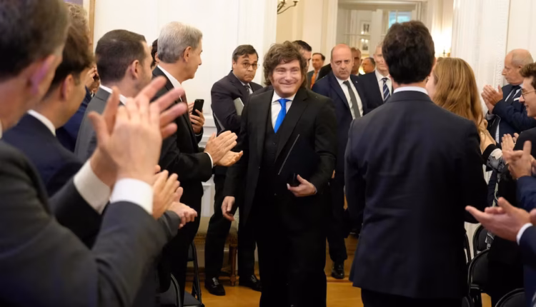 De cara al debate por el endeudamiento familiar, el Gobierno sostiene un discurso duro y considera que funciona para la imagen de Milei