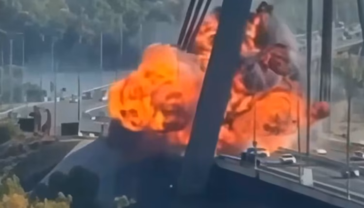 Impactante ataque ruso contra un puente de Kiev mientras circulaban varios vehículos civiles